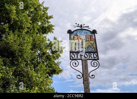 Le panneau du village d'Otford à Otford, Kent, Royaume-Uni. Le panneau est sur une zone d'herbe près de l'étang du village. Les images ne montrent que le panneau Otford et un arbre. Banque D'Images