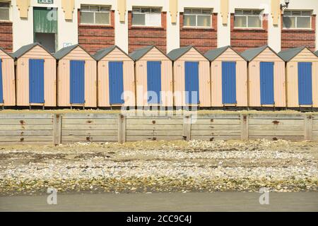 Cabanes de plage sur la plage de Shanklin dans l'île de Wight. Banque D'Images