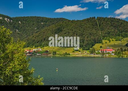 Hôtels, centres de santé à Palcmanska Masa, réservoir sur la rivière Hnilec, montagnes de l'Ore Slovaque, Parc national du Paradis Slovaque, région de Kosice, Slovaquie Banque D'Images