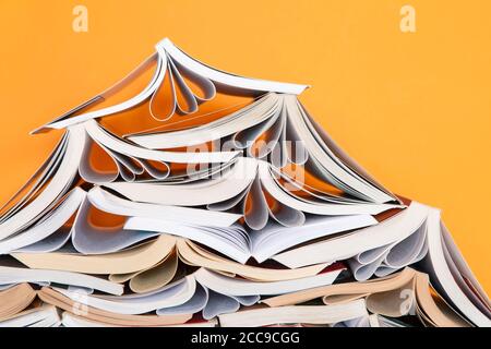 Pile de livres sur fond jaune Banque D'Images