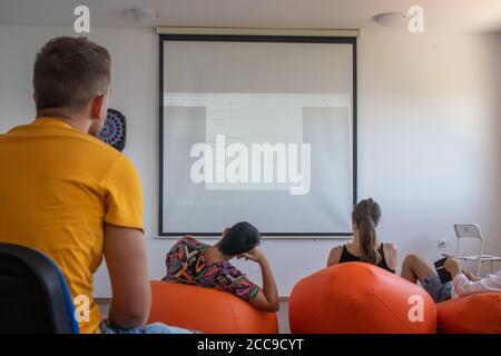 Sibenik Croatie août 2020 UN groupe d'étudiants regardant une présentation powerpoint projetée sur le mur. Les élèves travaillent ensemble et en équipe Banque D'Images