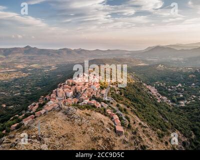 Vue aérienne de l'ancien village de montagne de Speloncato in La Balagne région Corse avec le littoral méditerranéen en la distance Banque D'Images