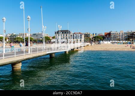 Arcachon (sud-ouest de la France): jetée "jetee Thiers" avec maisons et bâtiments le long du front de mer Banque D'Images