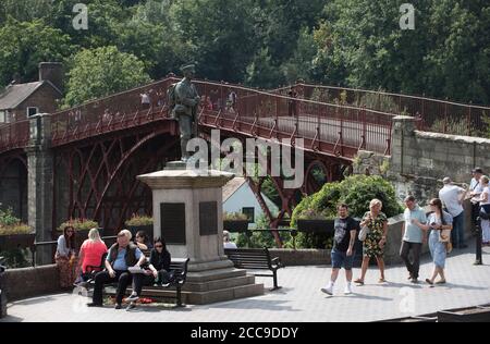 Visiteurs à Ironbridge, Shropshire, Grande-Bretagne, Royaume-Uni. Gorge d'Ironbridge Banque D'Images
