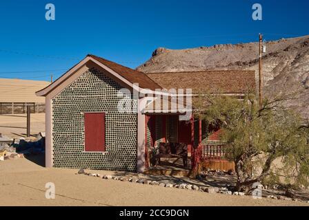Bottle House dans la ville fantôme de Rhyolite près de Beatty et la Vallée de la mort, dans le désert d'Amargosa, Nevada, Etats-Unis Banque D'Images