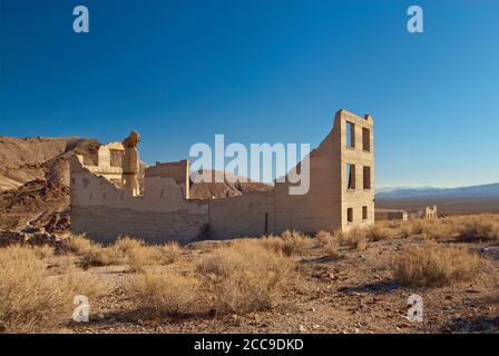 Cook Bank Building ruines dans la ville fantôme de Rhyolite près de Beatty et de la Vallée de la mort, dans le désert d'Amargosa, Nevada, Etats-Unis Banque D'Images