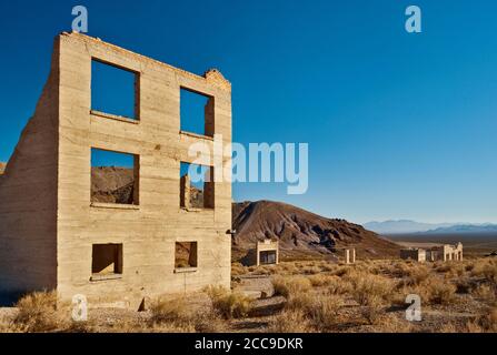 Cook Bank Building ruines dans la ville fantôme de Rhyolite près de Beatty et de la Vallée de la mort, dans le désert d'Amargosa, Nevada, Etats-Unis Banque D'Images