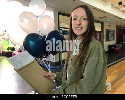 Caitlin Martin reçoit ses résultats GCSE à l'école Ashfield Girls School, dans l'est de Belfast, alors que des milliers d'étudiants en Irlande du Nord reçoivent des notes GCSE basées sur les estimations des enseignants, après que le ministre de l'éducation de Stormont, Peter Weir, ait abandonné ses plans d'utilisation de la normalisation centralisée après un tollé des enseignants, Les parents et les élèves au cours des résultats de niveau A de la semaine dernière. Banque D'Images