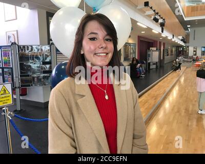 Tija Petruseviciute faisait partie des élèves recevant leurs résultats GCSE à l'Ashfield Girls High School à Belfast est jeudi matin, car des milliers d'élèves d'Irlande du Nord reçoivent des notes GCSE basées sur les estimations des enseignants, Après que le ministre de l'éducation de Stormont, Peter Weir, a abandonné ses plans d'utilisation de la normalisation centralisée après un tollé de la part des enseignants, des parents et des élèves au cours des résultats de niveau A de la semaine dernière. Banque D'Images