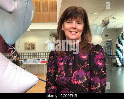 Louise Hanvey, directrice du lycée Ashfield Girls, accueille des élèves en quinconce pour faciliter la prise de distance sociale par rapport aux résultats de la journée GCSE, des milliers d'élèves d'Irlande du Nord recevant des notes GCSE basées sur les estimations des enseignants, Après que le ministre de l'éducation de Stormont, Peter Weir, a abandonné ses plans d'utilisation de la normalisation centralisée après un tollé de la part des enseignants, des parents et des élèves au cours des résultats de niveau A de la semaine dernière. Banque D'Images