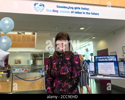 Louise Hanvey, directrice du lycée Ashfield Girls, accueille des élèves en quinconce pour faciliter la prise de distance sociale par rapport aux résultats de la journée GCSE, des milliers d'élèves d'Irlande du Nord recevant des notes GCSE basées sur les estimations des enseignants, Après que le ministre de l'éducation de Stormont, Peter Weir, a abandonné ses plans d'utilisation de la normalisation centralisée après un tollé de la part des enseignants, des parents et des élèves au cours des résultats de niveau A de la semaine dernière. Banque D'Images