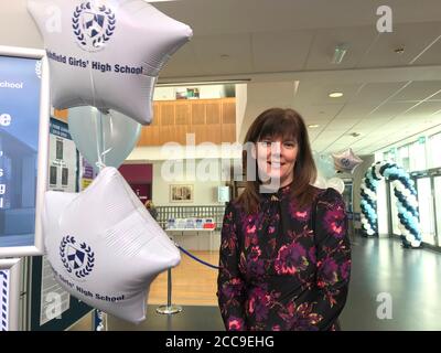 Louise Hanvey, directrice du lycée Ashfield Girls, accueille des élèves en quinconce pour faciliter la prise de distance sociale par rapport aux résultats de la journée GCSE, des milliers d'élèves d'Irlande du Nord recevant des notes GCSE basées sur les estimations des enseignants, Après que le ministre de l'éducation de Stormont, Peter Weir, a abandonné ses plans d'utilisation de la normalisation centralisée après un tollé de la part des enseignants, des parents et des élèves au cours des résultats de niveau A de la semaine dernière. Banque D'Images