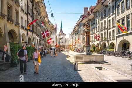 Berne Suisse , 27 juin 2020 : touristes dans la vieille rue Kramgasse avec la fontaine Simsonbrunnen ou Samson et le clocher Zytglogge dans la vieille ville de Berne SW Banque D'Images