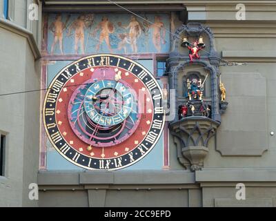 Vue rapprochée de la tour d'horloge Zeitglockenturm ou Zytglogge a 15 Monument du siècle dans la vieille ville de Berne en Suisse Banque D'Images