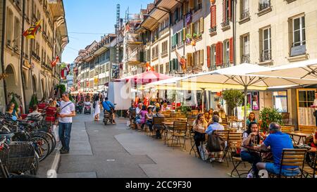 Berne Suisse , 27 juin 2020 : rue piétonne avec terrasse de café pleine de personnes pendant l'été 2020 dans la vieille ville de Berne Suisse Banque D'Images