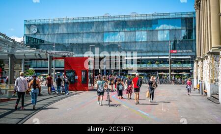 Berne Suisse , 27 juin 2020 : vue de face de la gare SBB de Berne avec des personnes sur la place Bahnhofplatz dans la vieille ville de Berne Suisse Banque D'Images