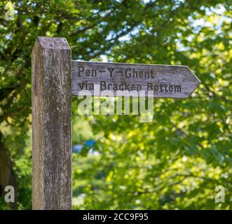 Panneau public indiquant la route vers Pen-y-Ghent, l'un des trois sommets du Yorkshire, dans le parc national des Yorkshire Dales Banque D'Images