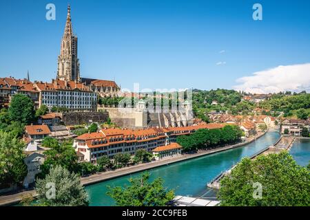 Paysage pittoresque de la vieille ville de Berne avec de vieux bâtiments Bern Minster Tour de la cathédrale et vue sur la rivière Aare à Berne en Suisse Banque D'Images
