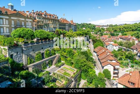 Vue panoramique sur Berne avec les bâtiments jardins en terrasses et le quartier historique de Minster Vue sur la terrasse dans la vieille ville de Berne en Suisse Banque D'Images