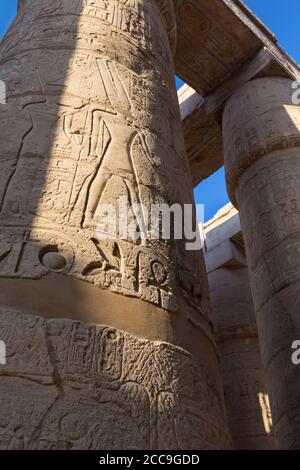Piliers dans la grande salle hypostyle, temple de Karnak, Louxor, Égypte Banque D'Images