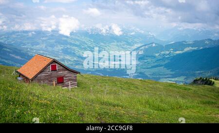 Panorama des Alpes suisses pris du sommet de Rigi avec traditionnel Cabine suisse et vue sur le lac Lauerz au loin Journée météo à Schwyz S. Banque D'Images