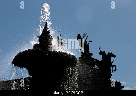 Madrid, Espagne; 20/08/2020.- reproduction de la fontaine Alcachofa à Madrid en face de la gare d'Atocha. La fontaine originale a été projetée en 1776 et sculptée entre 1781 et 1782, au souhait du roi Carlos III pour embellir et urbaniser la région nord-est de Madrid. Sa conception est due à l'architecte Ventura Rodríguez et sa réalisation aux sculpteurs Alfonso Giraldo Bergaz, Antonio Primo et Josef Rodríguez. À l'origine, il a été installé devant la porte d'Atocha manquante. Après sa restauration en 1847, il a été transféré aux Jardines del Buen Retiro, où il continue Banque D'Images