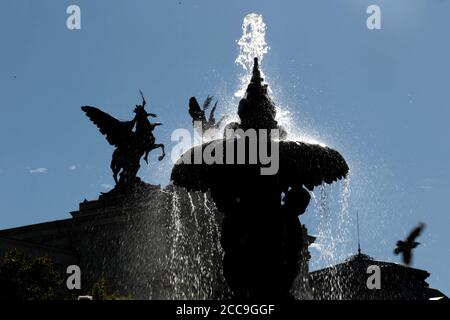 Madrid, Espagne; 20/08/2020.- reproduction de la fontaine Alcachofa à Madrid en face de la gare d'Atocha. La fontaine originale a été projetée en 1776 et sculptée entre 1781 et 1782, au souhait du roi Carlos III pour embellir et urbaniser la région nord-est de Madrid. Sa conception est due à l'architecte Ventura Rodríguez et sa réalisation aux sculpteurs Alfonso Giraldo Bergaz, Antonio Primo et Josef Rodríguez. À l'origine, il a été installé devant la porte d'Atocha manquante. Après sa restauration en 1847, il a été transféré aux Jardines del Buen Retiro, où il continue Banque D'Images