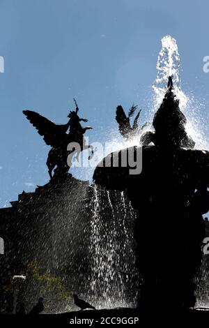 Madrid, Espagne; 20/08/2020.- reproduction de la fontaine Alcachofa à Madrid en face de la gare d'Atocha. La fontaine originale a été projetée en 1776 et sculptée entre 1781 et 1782, au souhait du roi Carlos III pour embellir et urbaniser la région nord-est de Madrid. Sa conception est due à l'architecte Ventura Rodríguez et sa réalisation aux sculpteurs Alfonso Giraldo Bergaz, Antonio Primo et Josef Rodríguez. À l'origine, il a été installé devant la porte d'Atocha manquante. Après sa restauration en 1847, il a été transféré aux Jardines del Buen Retiro, où il continue Banque D'Images