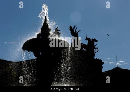 Madrid, Espagne; 20/08/2020.- reproduction de la fontaine Alcachofa à Madrid en face de la gare d'Atocha. La fontaine originale a été projetée en 1776 et sculptée entre 1781 et 1782, au souhait du roi Carlos III pour embellir et urbaniser la région nord-est de Madrid. Sa conception est due à l'architecte Ventura Rodríguez et sa réalisation aux sculpteurs Alfonso Giraldo Bergaz, Antonio Primo et Josef Rodríguez. À l'origine, il a été installé devant la porte d'Atocha manquante. Après sa restauration en 1847, il a été transféré aux Jardines del Buen Retiro, où il continue Banque D'Images