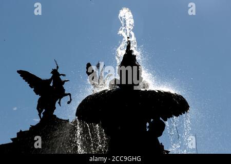 Madrid, Espagne; 20/08/2020.- reproduction de la fontaine Alcachofa à Madrid en face de la gare d'Atocha. La fontaine originale a été projetée en 1776 et sculptée entre 1781 et 1782, au souhait du roi Carlos III pour embellir et urbaniser la région nord-est de Madrid. Sa conception est due à l'architecte Ventura Rodríguez et sa réalisation aux sculpteurs Alfonso Giraldo Bergaz, Antonio Primo et Josef Rodríguez. À l'origine, il a été installé devant la porte d'Atocha manquante. Après sa restauration en 1847, il a été transféré aux Jardines del Buen Retiro, où il continue Banque D'Images