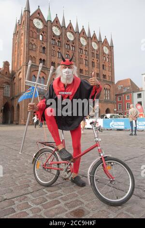 Ribnitz Damgarten, Allemagne. 20 août 2020. Le Velo-designer Dieter (Didi) Senft se trouve en face de l'hôtel de ville de Stralsund. Sous la devise « Your Ride », de petits groupes de cyclistes amateurs de sport emprunteront la route de l'excursion en Allemagne de 2021 de Stralsund à Nuremberg en quatre étapes du 20 au 23 août, avec d'anciens professionnels comme guides. Credit: Stefan Sauer/dpa/Alay Live News Banque D'Images