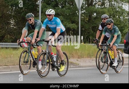 Ribnitz Damgarten, Allemagne. 20 août 2020. L'ex-pro Jens Voigt (M) fait son vélo à Ribnitz-Damgarten. Sous la devise « Your Ride », de petits groupes de cyclistes amateurs de sport emprunteront la route de l'excursion en Allemagne de 2021 de Stralsund à Nuremberg en quatre étapes, du 20 au 23 août, avec d'anciens professionnels comme guides. Credit: Stefan Sauer/dpa/Alay Live News Banque D'Images