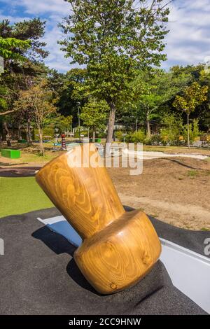 Grande réplique en bois de champagne liège utilisé comme un danger sur un mini-golf - Camping de Nantes, Nantes, Loire-Atlantique, France. Banque D'Images