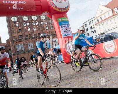 Ribnitz Damgarten, Allemagne. 20 août 2020. L'ex-pro Jens Voigt (r) et le cycliste de course commencent à Stralsund en face de l'hôtel de ville. Sous la devise « Your Ride », de petits groupes de cyclistes amateurs de sport emprunteront la route de l'excursion en Allemagne de 2021 de Stralsund à Nuremberg en quatre étapes, du 20 au 23 août, avec d'anciens professionnels comme guides. Credit: Stefan Sauer/dpa/Alay Live News Banque D'Images