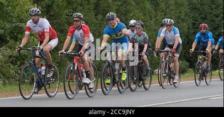 Ribnitz Damgarten, Allemagne. 20 août 2020. Les participants passent par Ribnitz-Damgarten. Sous la devise « Your Ride », de petits groupes de cyclistes amateurs de sport emprunteront la route de l'excursion en Allemagne de 2021 de Stralsund à Nuremberg en quatre étapes, du 20 au 23 août, avec d'anciens professionnels comme guides. Credit: Stefan Sauer/dpa/Alay Live News Banque D'Images