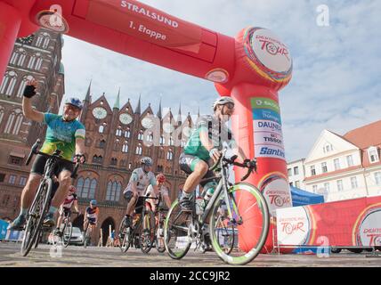 Ribnitz Damgarten, Allemagne. 20 août 2020. Les cyclistes de course commencent à Stralsund en face de l'hôtel de ville. Sous la devise « Your Ride », de petits groupes de cyclistes amateurs de sport emprunteront la route de l'excursion en Allemagne de 2021 de Stralsund à Nuremberg en quatre étapes du 20 au 23 août, avec d'anciens professionnels comme guides. Credit: Stefan Sauer/dpa/Alay Live News Banque D'Images