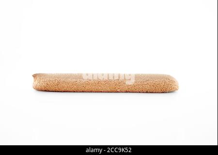 Un seul biscuit savoiardi isolé sur fond blanc - vue horizontale Banque D'Images