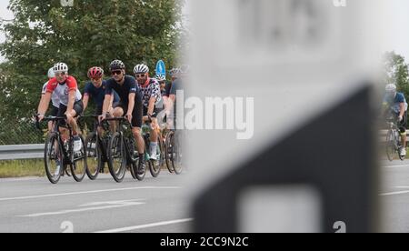 Ribnitz Damgarten, Allemagne. 20 août 2020. Les participants passent par Ribnitz-Damgarten. Sous la devise « Your Ride », de petits groupes de cyclistes amateurs de sport emprunteront la route de l'excursion en Allemagne de 2021 de Stralsund à Nuremberg en quatre étapes, du 20 au 23 août, avec d'anciens professionnels comme guides. Credit: Stefan Sauer/dpa/Alay Live News Banque D'Images