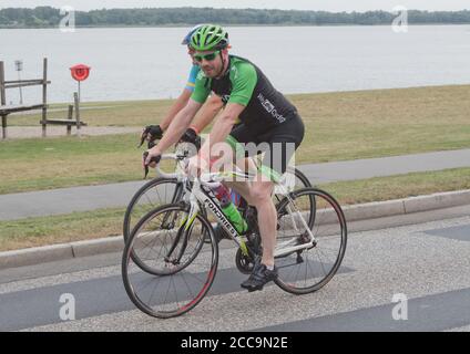 Ribnitz Damgarten, Allemagne. 20 août 2020. Johann von Bülow, comédien, conduit son vélo à Ribnitz-Damgarten. Sous la devise « Your Ride », de petits groupes de cyclistes amateurs de sport emprunteront la route de l'Allemagne Tour 2021 en quatre étapes, de Stralsund à Nuremberg, du 20 au 23 août, en compagnie d'anciens professionnels. Credit: Stefan Sauer/dpa/Alay Live News Banque D'Images