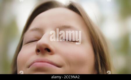 Beauté naturelle. Une jeune femme aux yeux doués et au sourire aime le ai frais dans les bois. Photo de haute qualité Banque D'Images