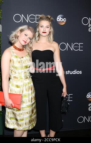 LOS ANGELES - 8 MAI: Rose Reynolds, Tiera Skovbye à la fois sur UNE fois série finale Party à l'hôtel de Londres le 8 mai 2018 à West Hollywood, CA Banque D'Images