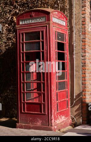 Ancien téléphone britannique. Une ancienne cabine téléphonique britannique. Banque D'Images
