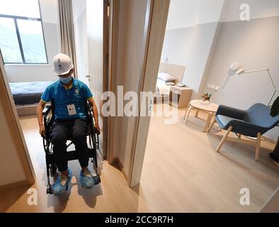 (200820) -- BEIJING, le 20 août 2020 (Xinhua) -- UN membre du personnel utilise un fauteuil roulant dans la salle d'échantillonnage avec des installations d'accessibilité dans le village olympique/paralympique de Yanqing, dans le district de Yanqing, dans la banlieue de Beijing, capitale de la Chine, le 20 août 2020. Le village olympique/paralympique de Yanqing des Jeux olympiques d'hiver de 2022 à Beijing sera entièrement terminé d'ici la fin de l'année comme prévu et répondra aux exigences d'accueil des événements en août 2021. Le Village est conçu pour les athelètes avec le concept de 'centré sur l'athlète', mettant en évidence les caractéristiques culturelles chinoises et la conservation écologique Banque D'Images