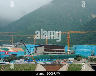 (200820) -- BEIJING, le 20 août 2020 (Xinhua) -- le village olympique et paralympique de Yanqing est en construction dans le district de Yanqing, en banlieue de Beijing, capitale de la Chine, le 20 août 2020. Le village olympique/paralympique de Yanqing des Jeux olympiques d'hiver de 2022 à Beijing sera entièrement terminé d'ici la fin de l'année comme prévu et répondra aux exigences d'accueil des événements en août 2021. Le Village est conçu pour les athelètes avec le concept de 'centré sur l'athlète', mettant en évidence les caractéristiques culturelles chinoises et la conservation écologique. Après les Jeux, il sera ouvert au public en tant que loisirs Banque D'Images