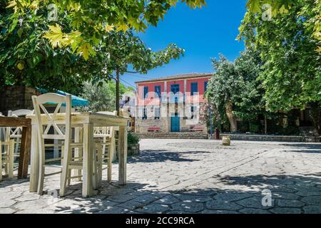 Chalkidiki, Grèce des chaises et des tables en bois de taverne vides après que le gouvernement impose des mesures Covid-19. Espace salon extérieur du restaurant sans clients. Banque D'Images