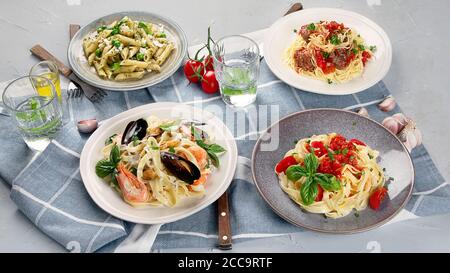 Assiettes de pâtes avec différents types de sauces, vue de dessus. Cuisine italienne. Banque D'Images