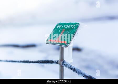 Un panneau d'avertissement concernant les températures élevées de l'eau dans un geyser. Sites touristiques populaires en Islande. Banque D'Images