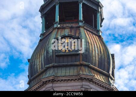 Gros plan de la flèche avec l'horloge de l'église Saint-Pierre, vieille ville de Riga, Lettonie Banque D'Images