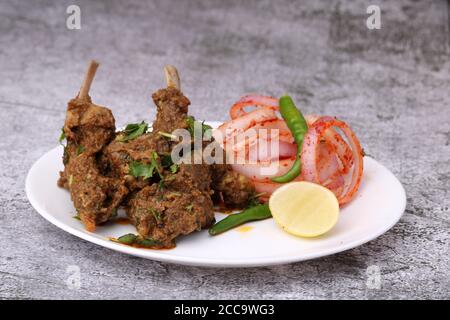 Bhuna Gosht mutton masala OU curry d'agneau indien avec oignon Servi dans une assiette sur fond de moody Banque D'Images