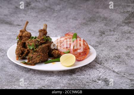 Bhuna Gosht mutton masala OU curry d'agneau indien avec oignon Servi dans une assiette sur fond de moody Banque D'Images